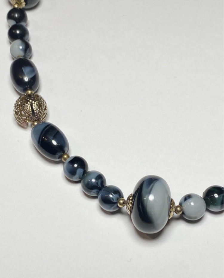 1960s-marbled-blue-grey-lucite-bead-necklace-graduated-with-gold-tone-filigree-105-2