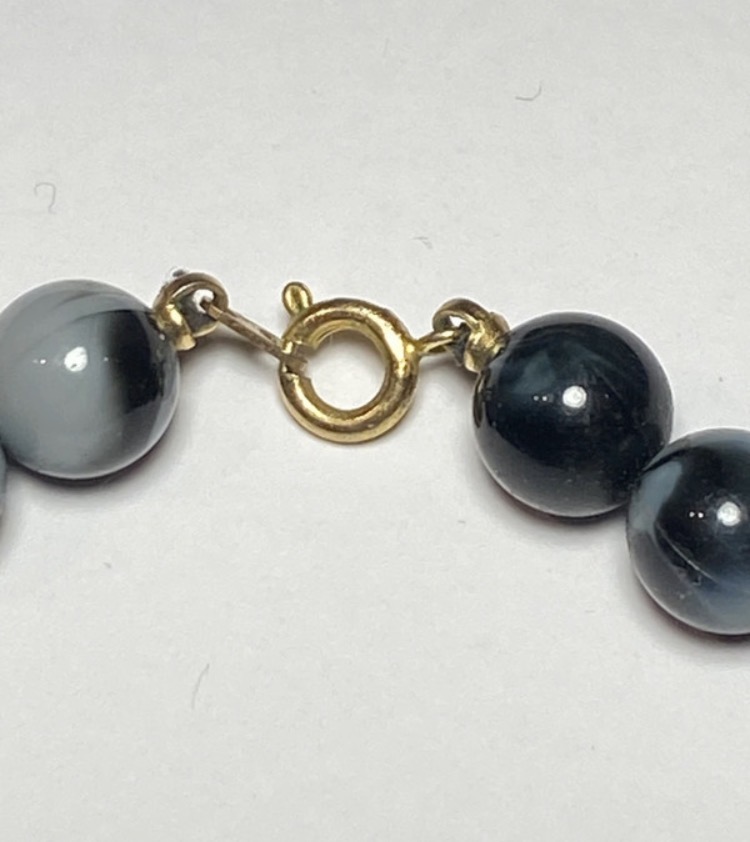 1960s-marbled-blue-grey-lucite-bead-necklace-graduated-with-gold-tone-filigree-105-3