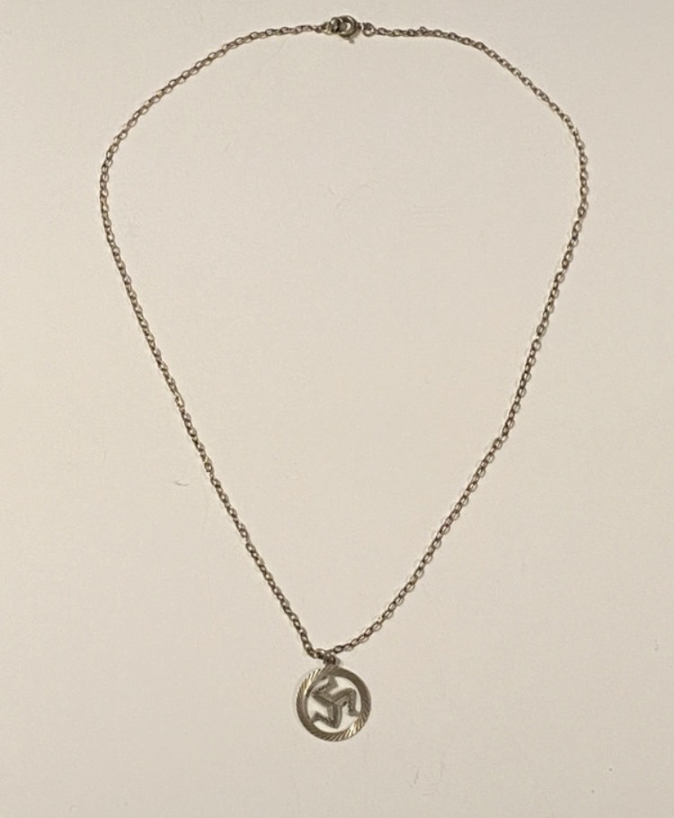 1970s-sterling-silver-isle-of-man-triskelion-pendant-necklace-142-5