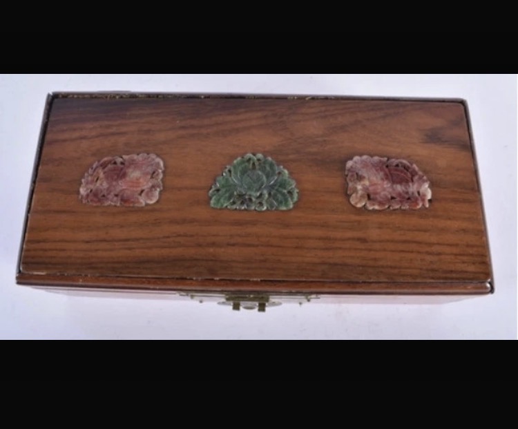 Lot 025: Early 20th Century Chinese Hardstone-Inlaid Wooden Casket – Late Qing / Republic Period – Carved Floral Panels, Brass Fittings & Games Contents