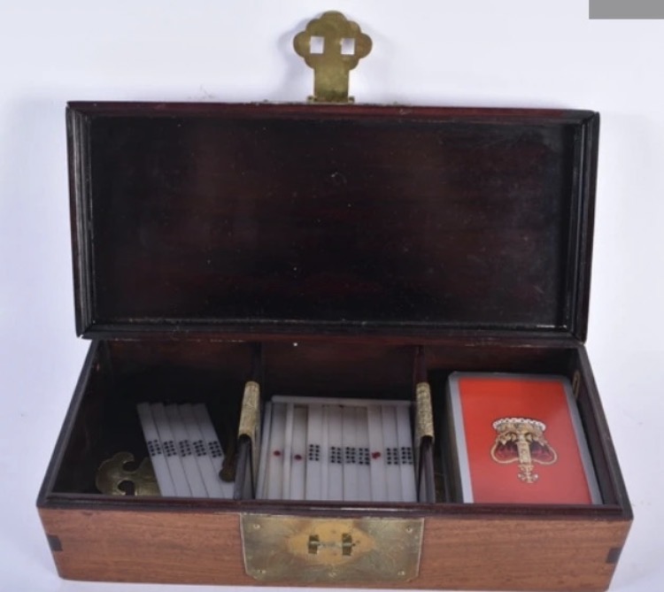 early-20th-century-chinese-hardstone-inlaid-wooden-casket-late-qing-republic-period-carved-floral-panels-brass-fittings-games-contents-025-2