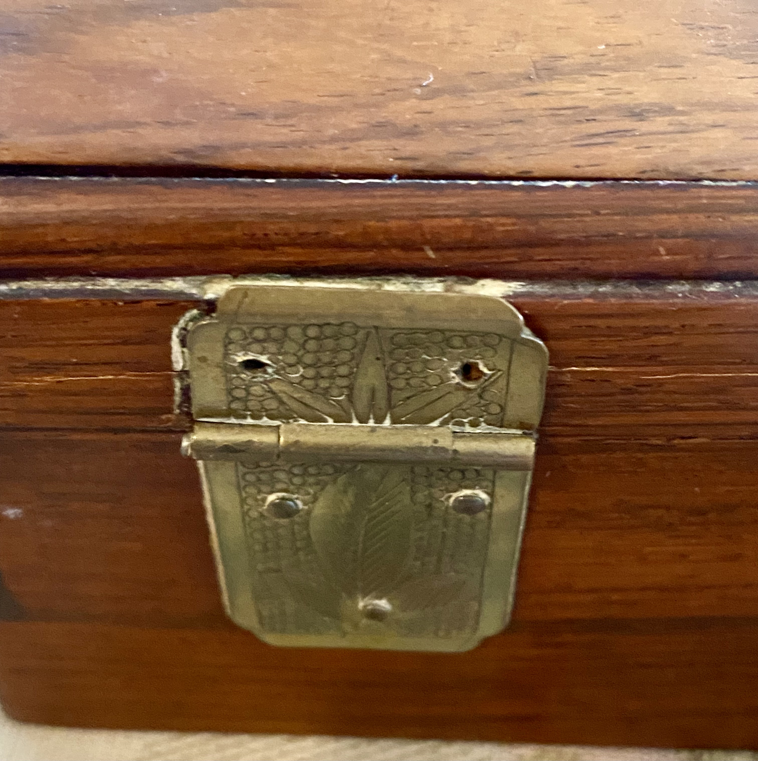 early-20th-century-chinese-hardstone-inlaid-wooden-casket-late-qing-republic-period-carved-floral-panels-brass-fittings-games-contents-025-3