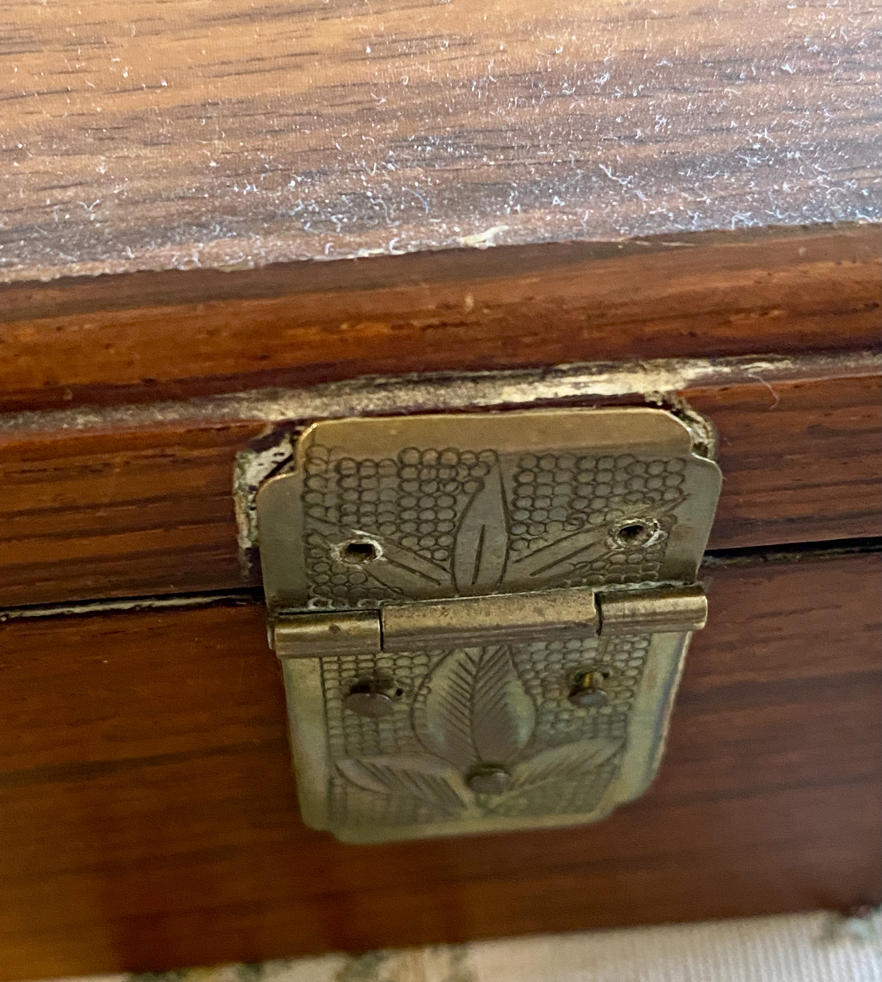 early-20th-century-chinese-hardstone-inlaid-wooden-casket-late-qing-republic-period-carved-floral-panels-brass-fittings-games-contents-025-4