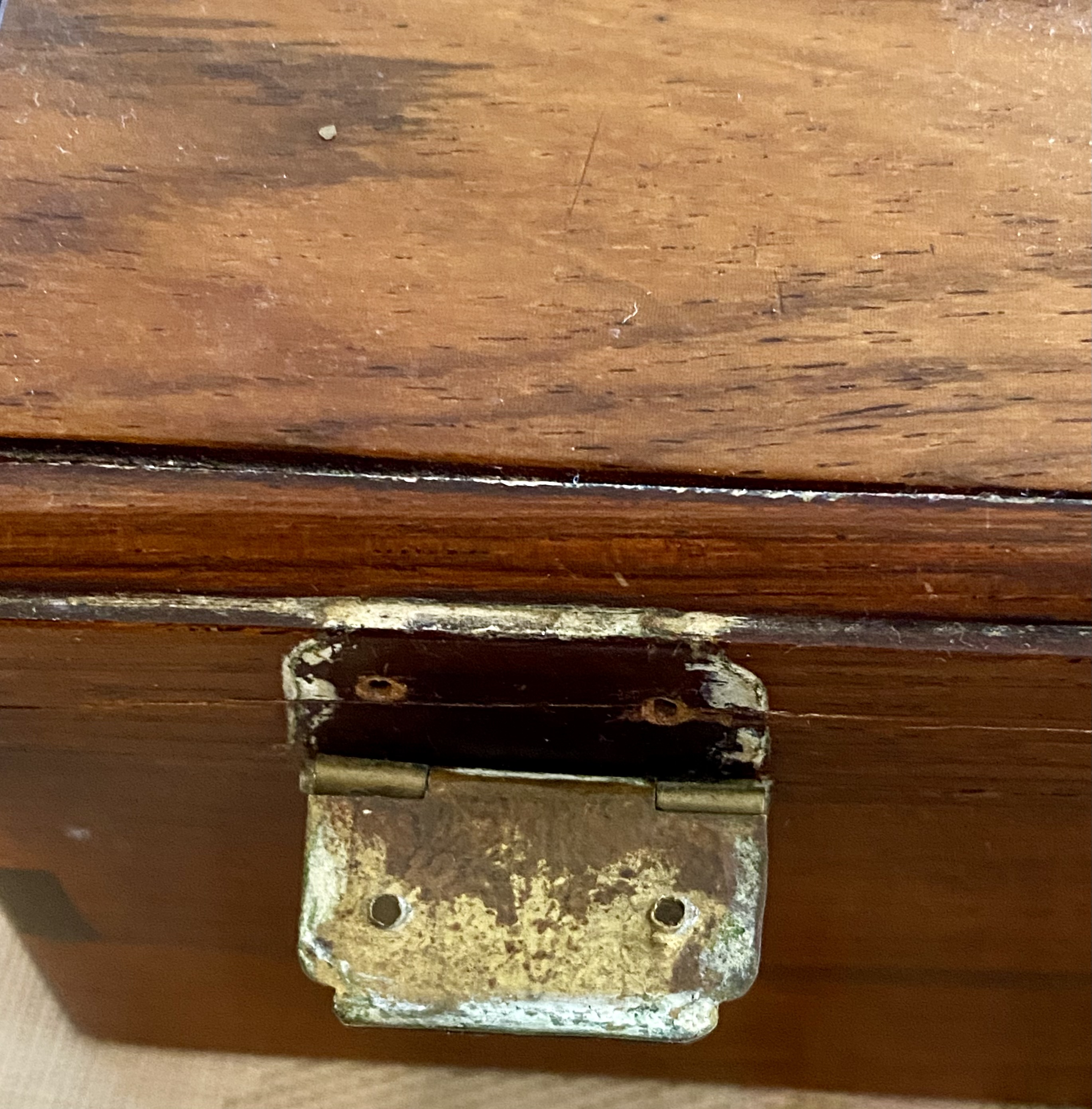 early-20th-century-chinese-hardstone-inlaid-wooden-casket-late-qing-republic-period-carved-floral-panels-brass-fittings-games-contents-025-5