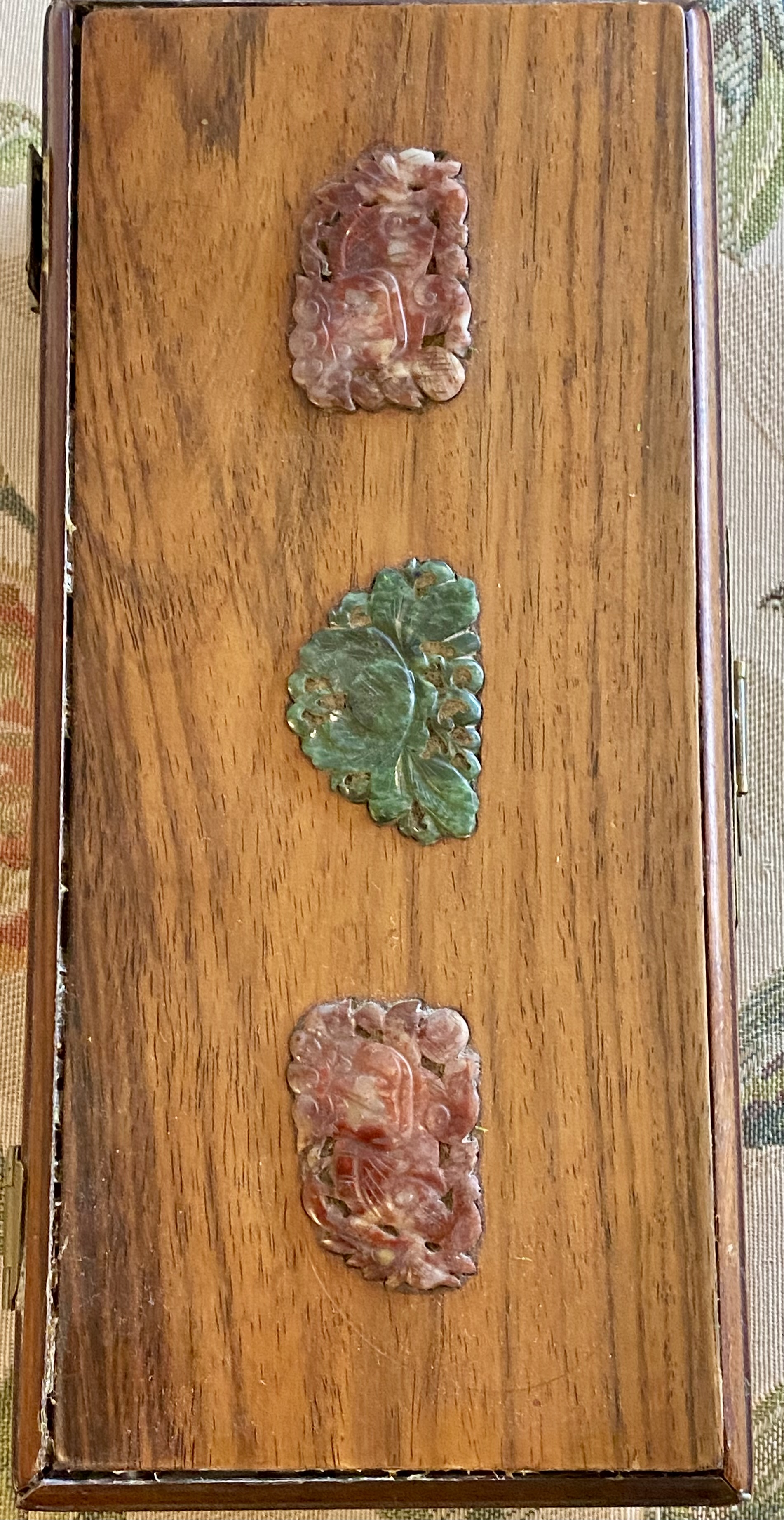 early-20th-century-chinese-hardstone-inlaid-wooden-casket-late-qing-republic-period-carved-floral-panels-brass-fittings-games-contents-025-6