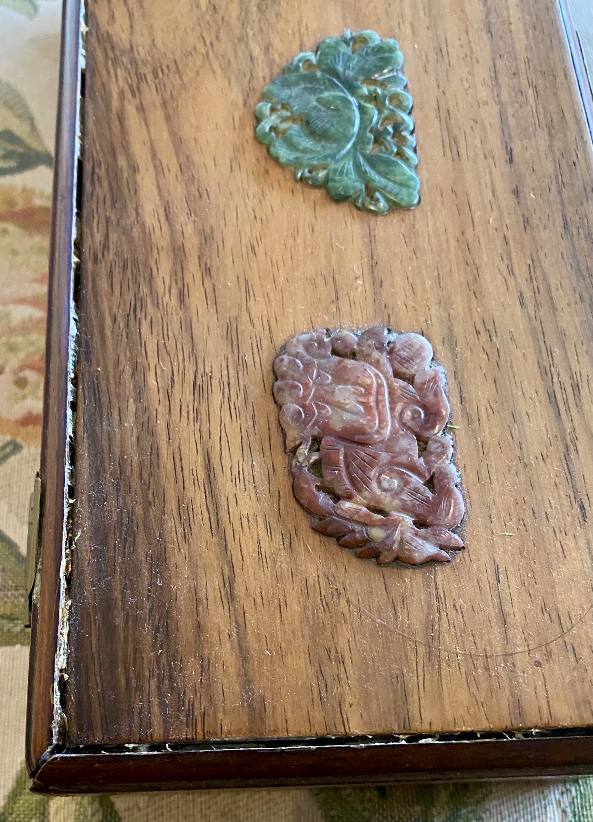 early-20th-century-chinese-hardstone-inlaid-wooden-casket-late-qing-republic-period-carved-floral-panels-brass-fittings-games-contents-025-7