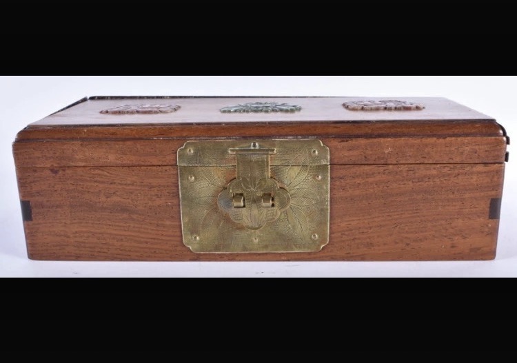 early-20th-century-chinese-hardstone-inlaid-wooden-casket-late-qing-republic-period-carved-floral-panels-brass-fittings-games-contents-025-8