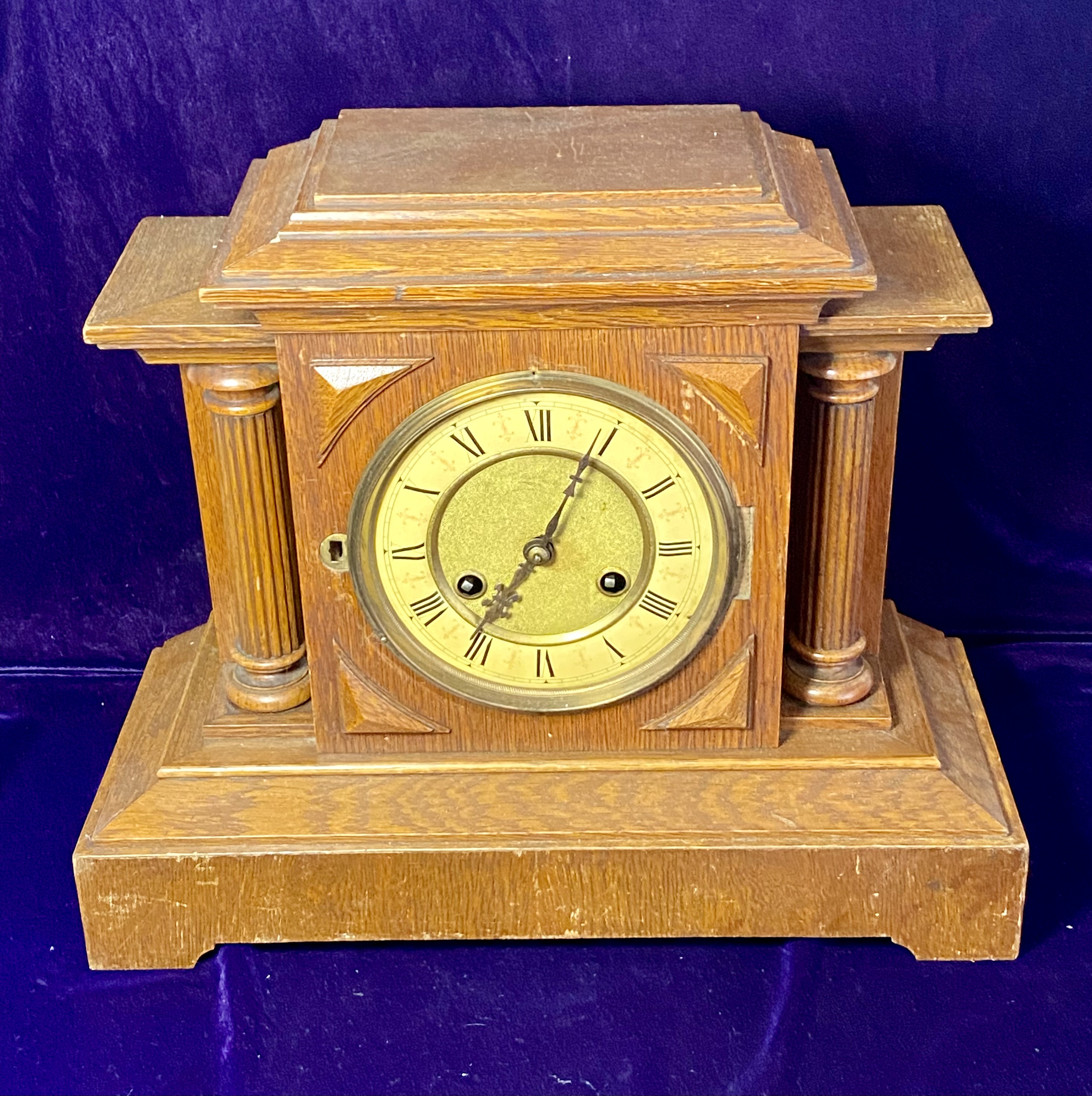 Lot 062: Late Victorian/Early Edwardian Oak Mantel Clock — Junge & Co. Movement