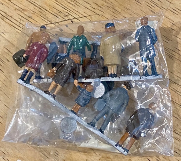 set-of-12-1950s-hornby-dublo-die-cast-metal-figures-oo-gauge-passengers-098-2