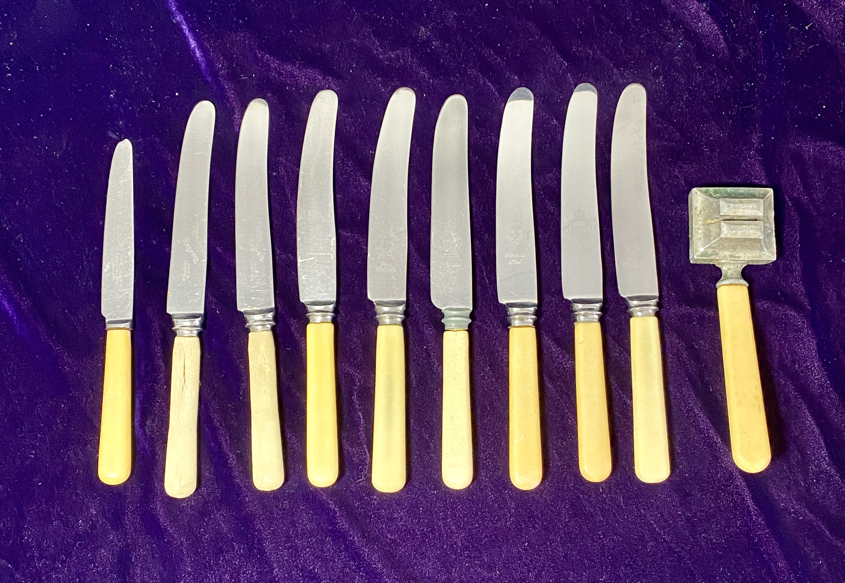 Lot 064: Set of Eight 1930s–1950s Sheffield Stainless Steel Knives & Roller Tool