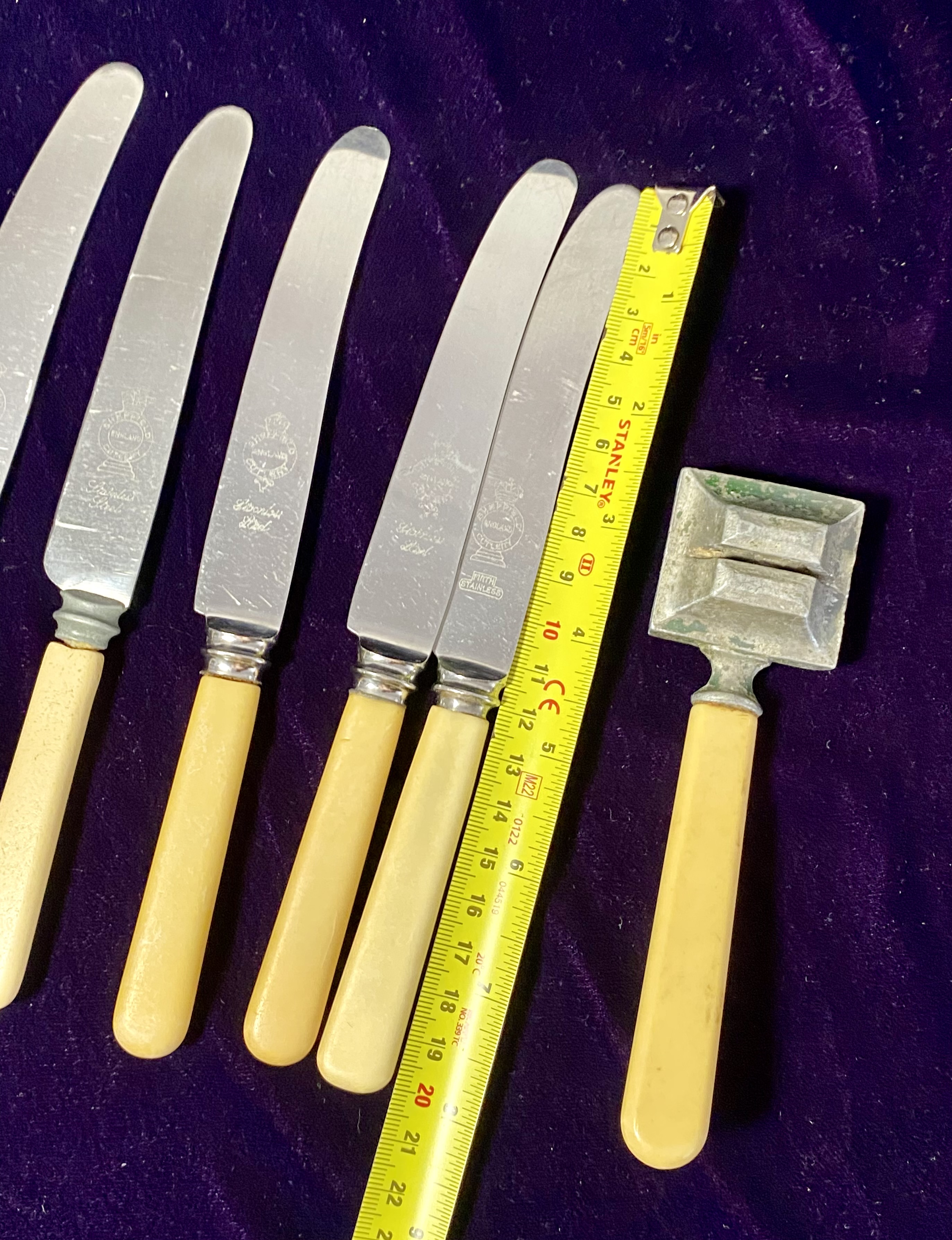 set-of-eight-1930s-1950s-sheffield-stainless-steel-knives-roller-tool-064-5