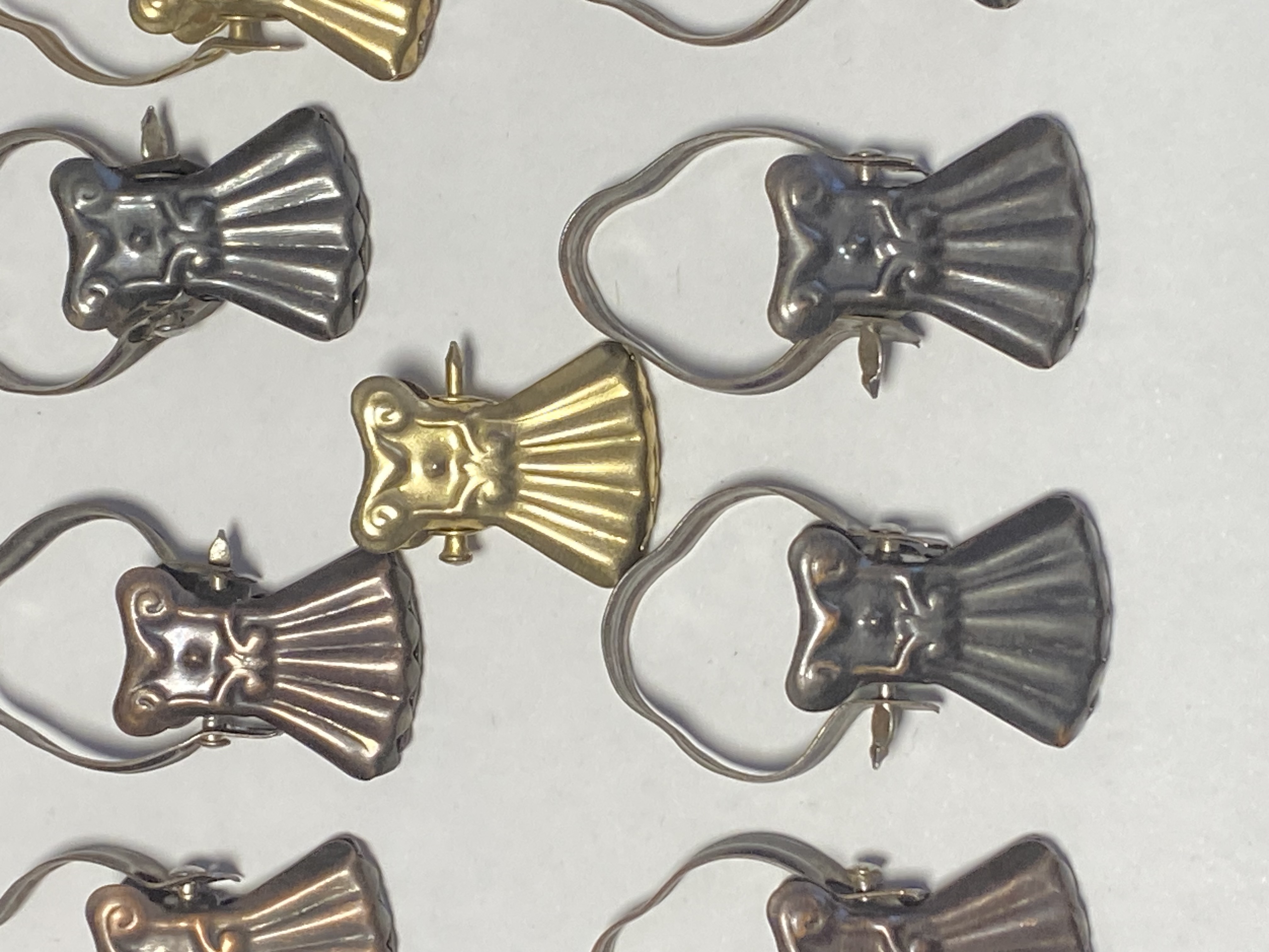set-of-eleven-vintage-metal-dress-hooks-clips-082-3