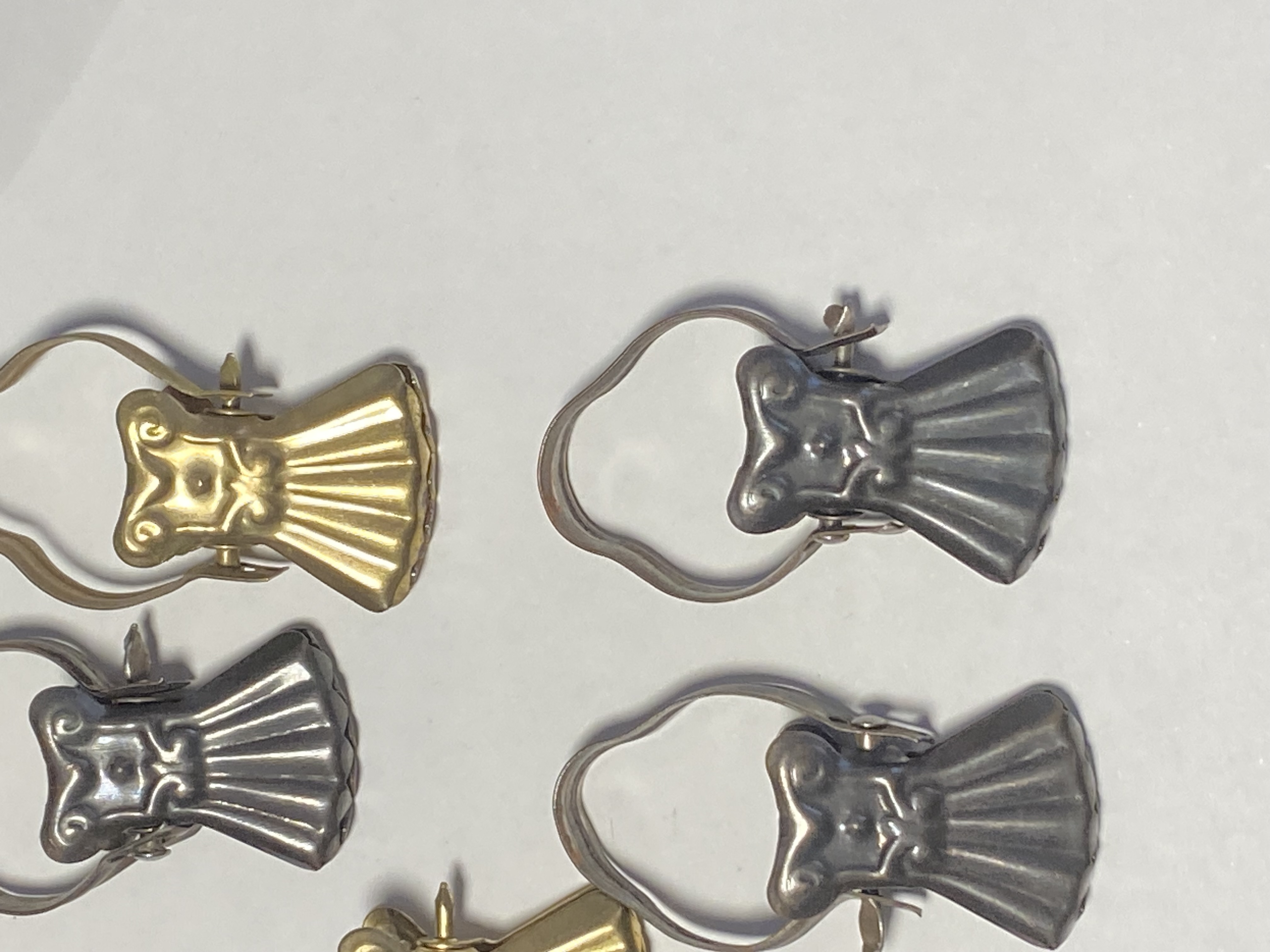 set-of-eleven-vintage-metal-dress-hooks-clips-082-4
