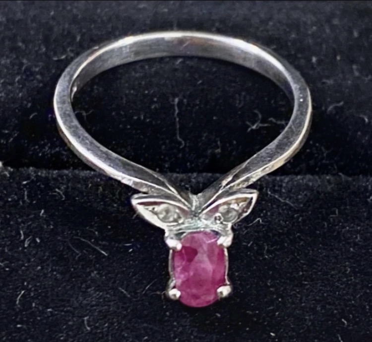 Lot 136: Vintage Style Sterling Silver Ring — Oval Pink Stone
